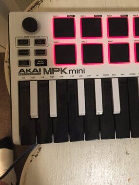 Akai Professional MPK MINI WHITE MKII Compact Keyboard and Pad Controller